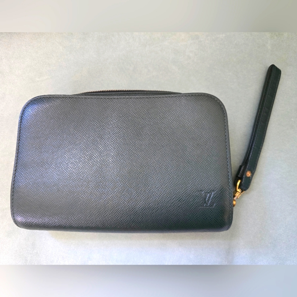 Louis Vuitton Taiga Baikal Pochette In Epicea